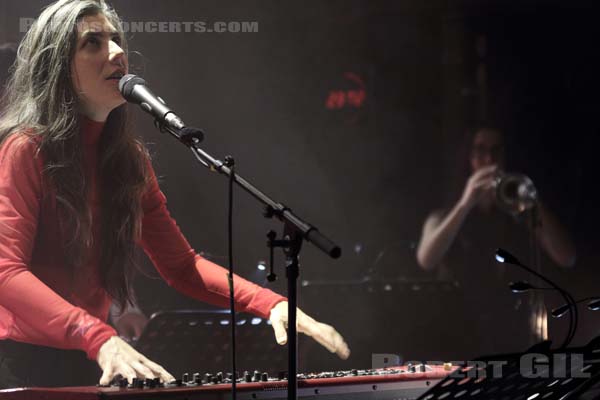 JULIA HOLTER - 2018-12-05 - PARIS - Petit Bain - 